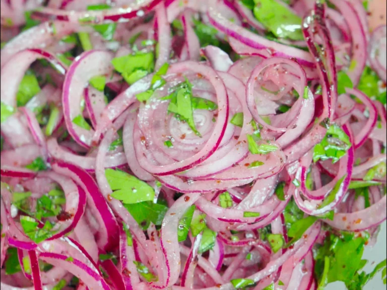 Türkischer Zwiebelsalat