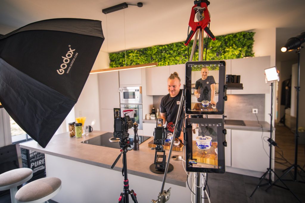 Multicam-Setup mit zwei Kontrollmonitoren und Studiolicht in Bennes Küche