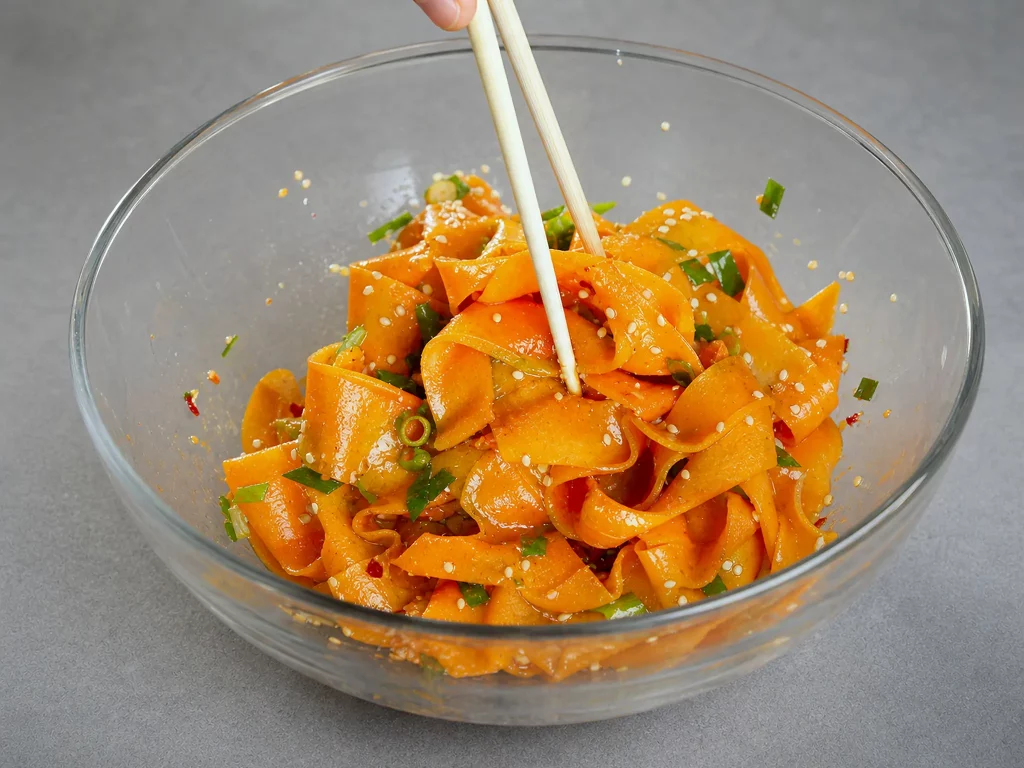 Viraler Karottensalat mit Karottenstreifen in Sesam-Soja-Dressing