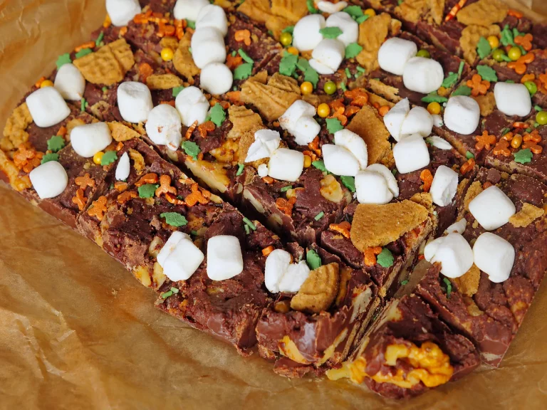 Weihnachts-Fudge mit Spekulatius, Walnüssen und Mini-Marshmallows, in Würfel geschnitten