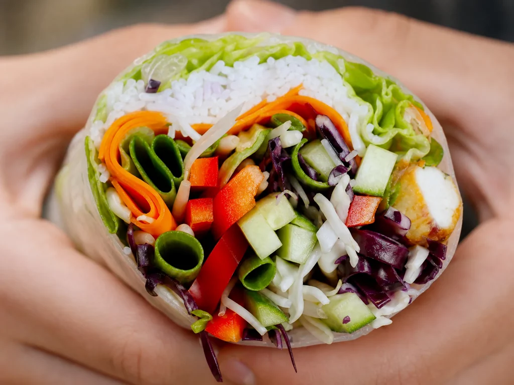 XXL Sommerrollen Burrito mit Gemüse, Tofu und Reisnudeln im Querschnitt