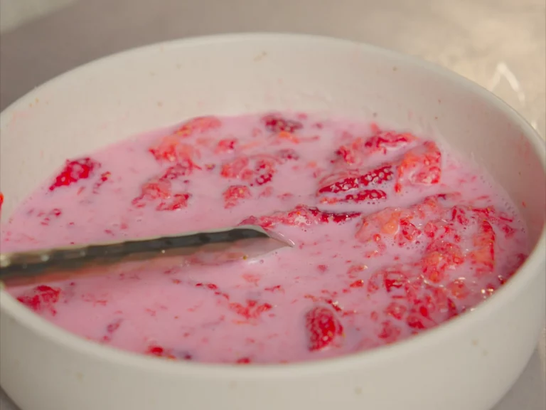 Zerdrückte Erdbeeren mit Milch