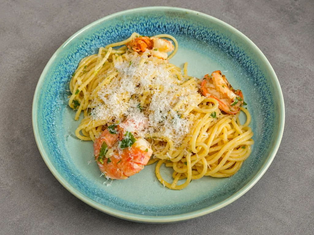 Zitronenspaghetti mit Garnelen – Spaghetti in Zitronen-Butter-Sauce mit Garnelen und Parmesan, von oben